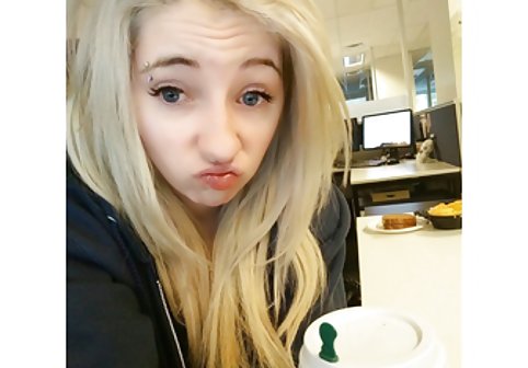 Buxom Blonde Bartender Olivia به مشتری هیجان زده کمک می عکس سینه لخت سکسی کند
