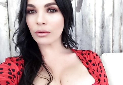 جذابیت های Cougar Charlee Chase خوردن سينه سكسي & Young Dakota Dakota خروس شما را خوردند!