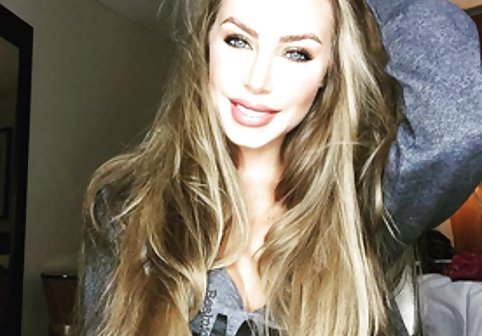 شخص ساده و معصوم Busty سکس خوردن سینه توسط نیک لعنتی می شود