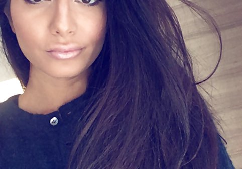 3 Pornstars تصمیم می گیرند یکدیگر را در عکسهای سکسی سینه یک کلوپ شبانه لعنتی کنند