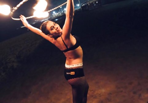 صحنه عکس سکسی پستان دخترانه 3 طرفه خشن با تف ، خفگی و واضح بودن پا